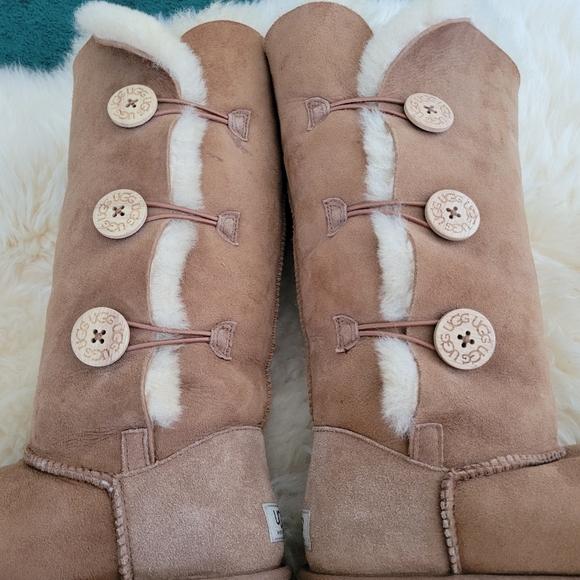 Ugg Boots Women's Bailey Button Triplet. Tan Size 10. - Picture 5 of 10